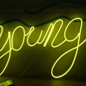 chuyên làm biển quảng cáo led neon màu vàng